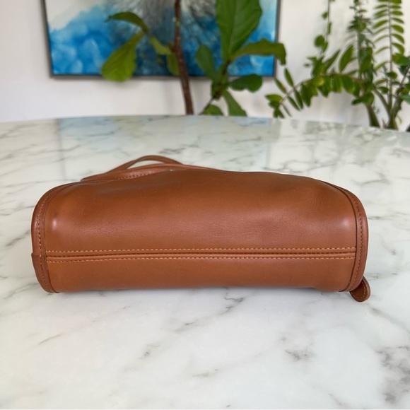 COACH Vintage Kimball 9911 British Tan Leather Crossbody Bag Round 90s USA Taco - Picture 9 of 16